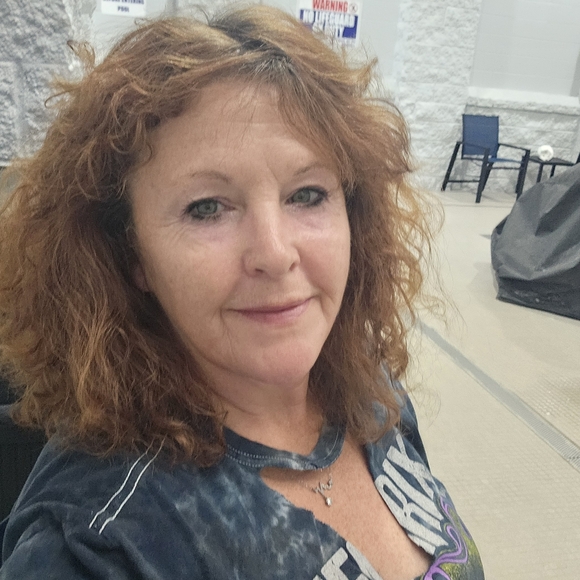 Meet your Posher, Melissa - Picture 1 of 2